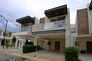 Modern Three-Bedroom Home in Selvanova Coto 3B