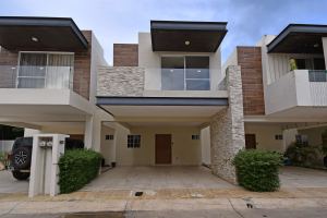 Modern Three-Bedroom Home in Selvanova Coto 3B