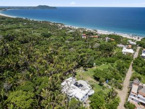 Roca Cascada | Ocean Views Framed by the Jungle, Litibú