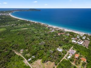Roca Cascada | Ocean Views Framed by the Jungle, Litibú