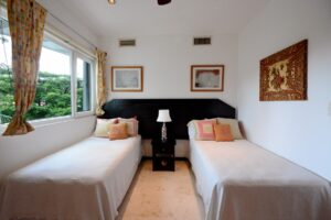 INCREDIBLE THREE-LEVEL APARTMENT WITH TWO BEDROOMS IN AN UNBEATABLE LOCATION