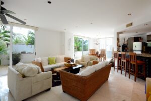 INCREDIBLE THREE-LEVEL APARTMENT WITH TWO BEDROOMS IN AN UNBEATABLE LOCATION