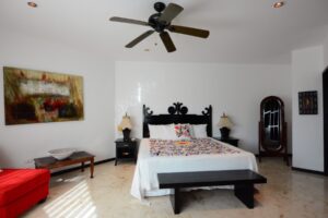 INCREDIBLE THREE-LEVEL APARTMENT WITH TWO BEDROOMS IN AN UNBEATABLE LOCATION