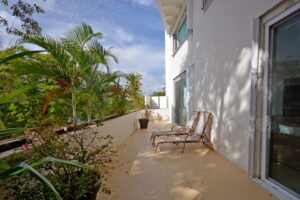 INCREDIBLE THREE-LEVEL APARTMENT WITH TWO BEDROOMS IN AN UNBEATABLE LOCATION