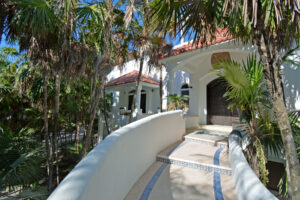 BEACHFRONT VILLA AQUA