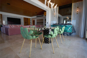 IMPRESSIVE BEACHFRONT PENTHOUSE WITH ICONIC ART