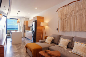 FANTASTIC 2-BEDROOM, 2-BATHROOM BEACHFRONT APARTMENT
