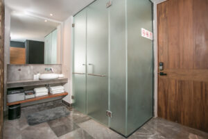 SOPHISTICATED AND UNIQUE STYLE STUDIO