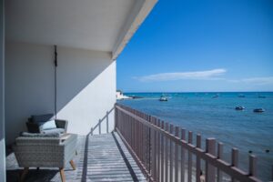 PRIVATE OCEANFRONT HORIZON RETREAT RESIDENCE