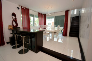 VIBRANT AND UNIQUE PH LOCATED IN PREMIUM AREA, JUST STEPS TO THE BEACH