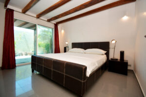 VIBRANT AND UNIQUE PH LOCATED IN PREMIUM AREA, JUST STEPS TO THE BEACH