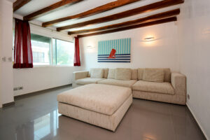 VIBRANT AND UNIQUE PH LOCATED IN PREMIUM AREA, JUST STEPS TO THE BEACH