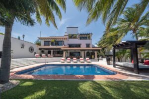SUPER LUXURY BEACHFRONT VILLA IN THE HOTEL ZONE