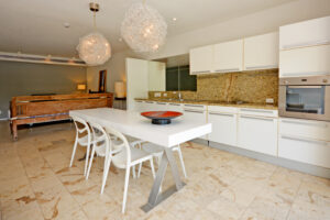 HARMONIOUS AND ELEGANT TWO-BEDROOM APARTMENT IN AN UNBEATABLE LOCATION