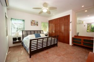 DUPLEX 6 BEDROOM HOME NEAR THE BEACH