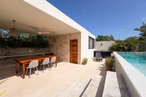 Unique investment building with three units and rooftop terrace.