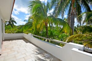 DUPLEX 6 BEDROOM HOME NEAR THE BEACH