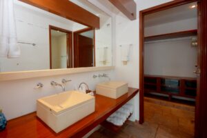 DUPLEX 6 BEDROOM HOME NEAR THE BEACH