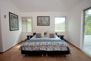 DUPLEX 6 BEDROOM HOME NEAR THE BEACH