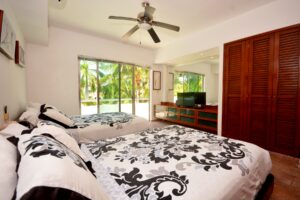 DUPLEX 6 BEDROOM HOME NEAR THE BEACH