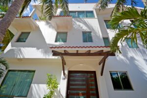 DUPLEX 8 BEDROOM HOME NEAR THE BEACH