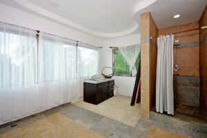 DUPLEX 8 BEDROOM HOME NEAR THE BEACH