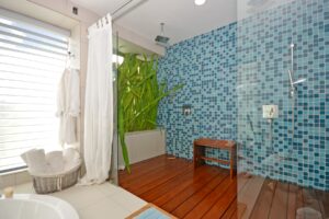 DUPLEX 8 BEDROOM HOME NEAR THE BEACH
