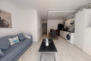CHARMING ONE BEDROOM APARTMENT WITH PATIO, EXCELLENT LOCATION