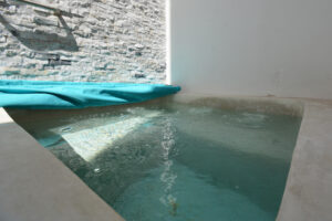 CHARMING ONE BEDROOM APARTMENT WITH PATIO, EXCELLENT LOCATION