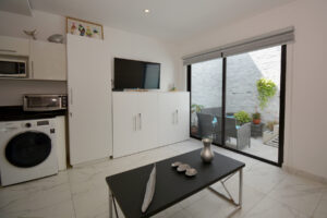 CHARMING ONE BEDROOM APARTMENT WITH PATIO, EXCELLENT LOCATION