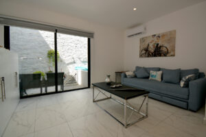 CHARMING ONE BEDROOM APARTMENT WITH PATIO, EXCELLENT LOCATION