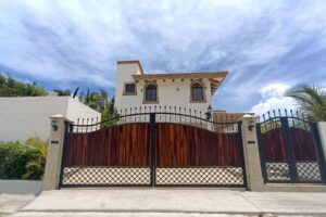 PLAYA PARAISO BEACHFRONT TRES LEONES VILLA
