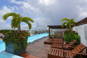 ONE BEDROOM IN THE CARIBBEAN A FEW STEPS FROM THE SEA