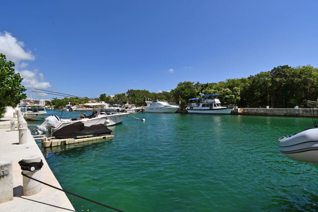Move-In-Ready Apartment with Private Dock in Puerto Aventuras