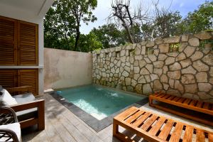 Casa Piedra | 3-Bedroom Townhouse – One Lock-Off